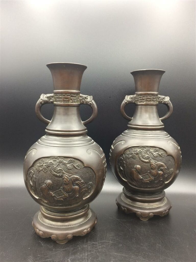 Paire de vases de forme bouteille en bronze, à décor de personnages chassant ou…