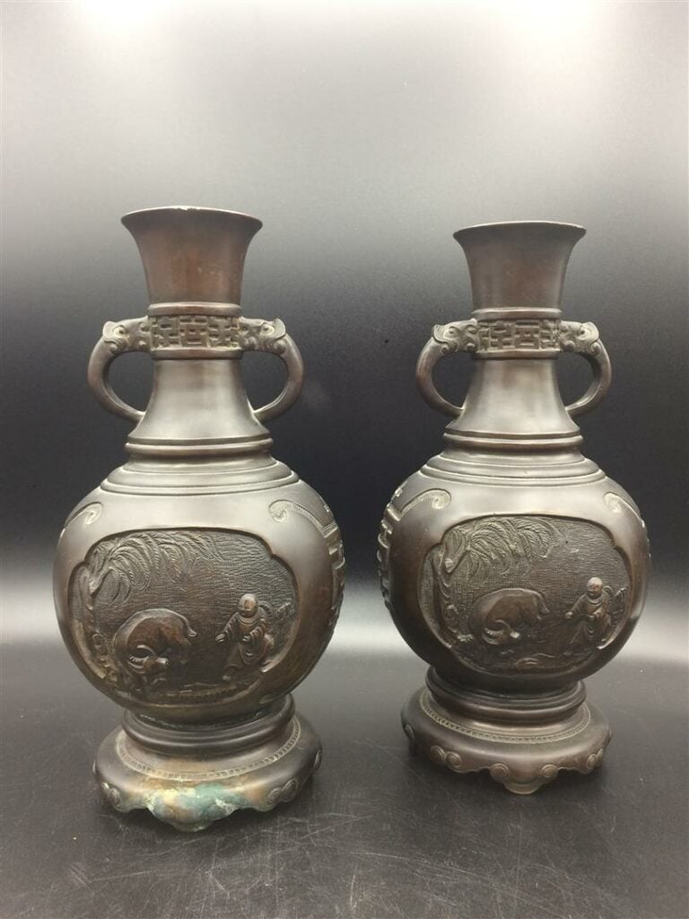 Paire de vases de forme bouteille en bronze, à décor de personnages chassant ou…