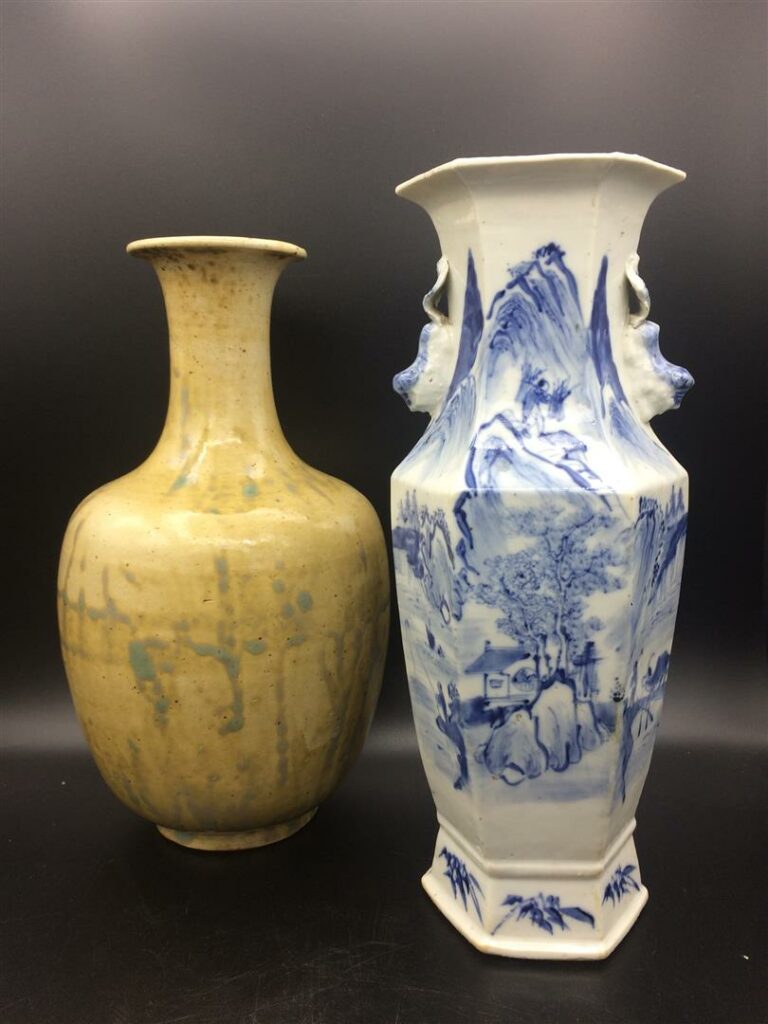 Lot de trois vases dont un vase en forme de queue de phénix en porcelaine bleu…