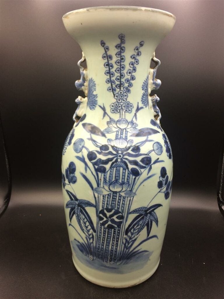 Lot de trois vases dont un vase en forme de queue de phénix en porcelaine bleu…