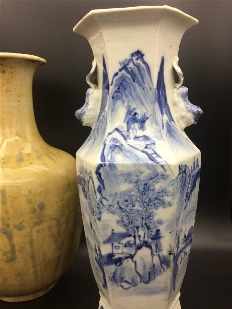 Lot de trois vases dont un vase en forme de queue de phénix en porcelaine bleu…