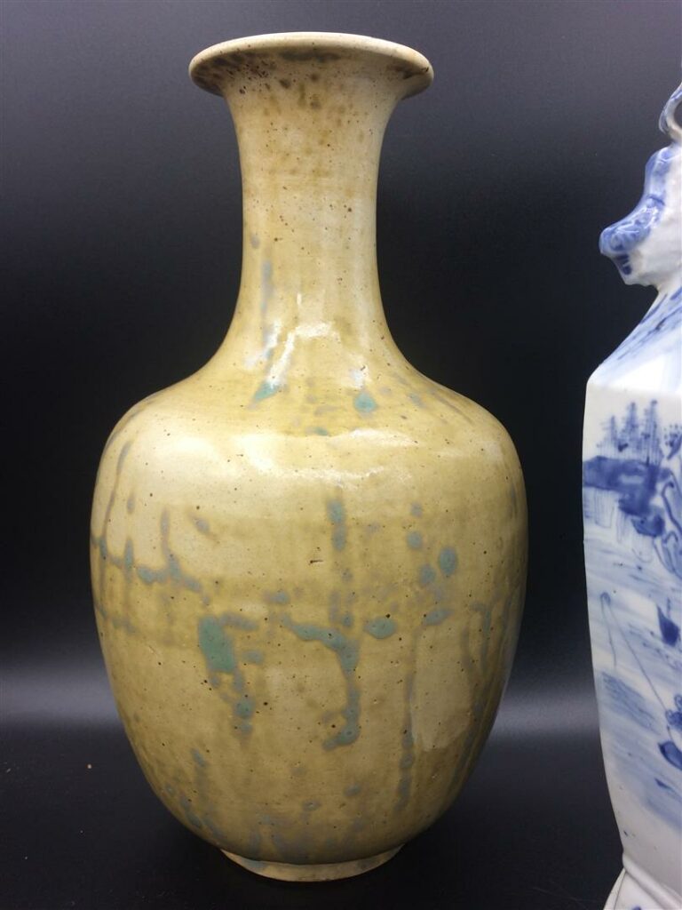 Lot de trois vases dont un vase en forme de queue de phénix en porcelaine bleu…