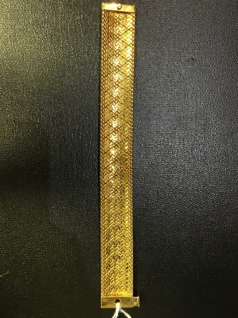 Bracelet en or jaune à décor de motifs ondées en relief - Poinçon aigle - L: 18…
