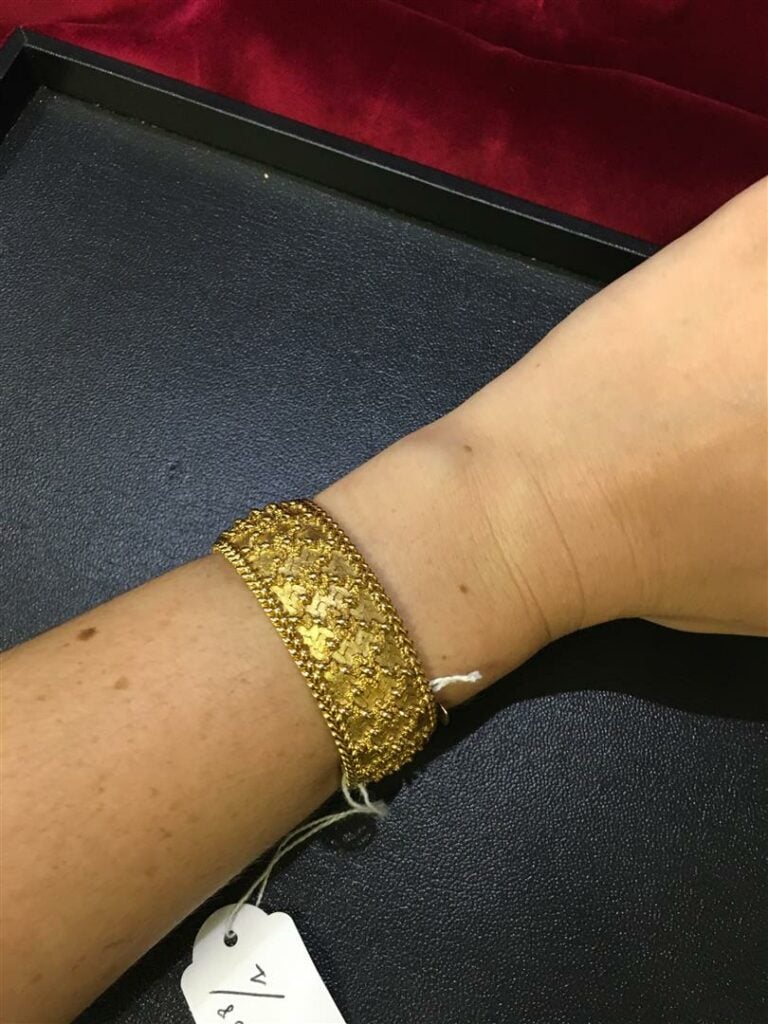 Bracelet en or jaune à décor de motifs ondées en relief - Poinçon aigle - L: 18…