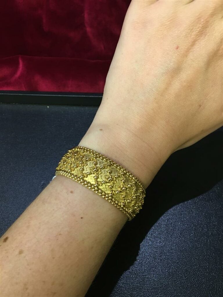 Bracelet en or jaune à décor de motifs ondées en relief - Poinçon aigle - L: 18…