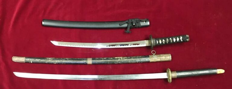 Lot d'épées, comprenant un fleuret, un katana et un wakizashi (en l'état)