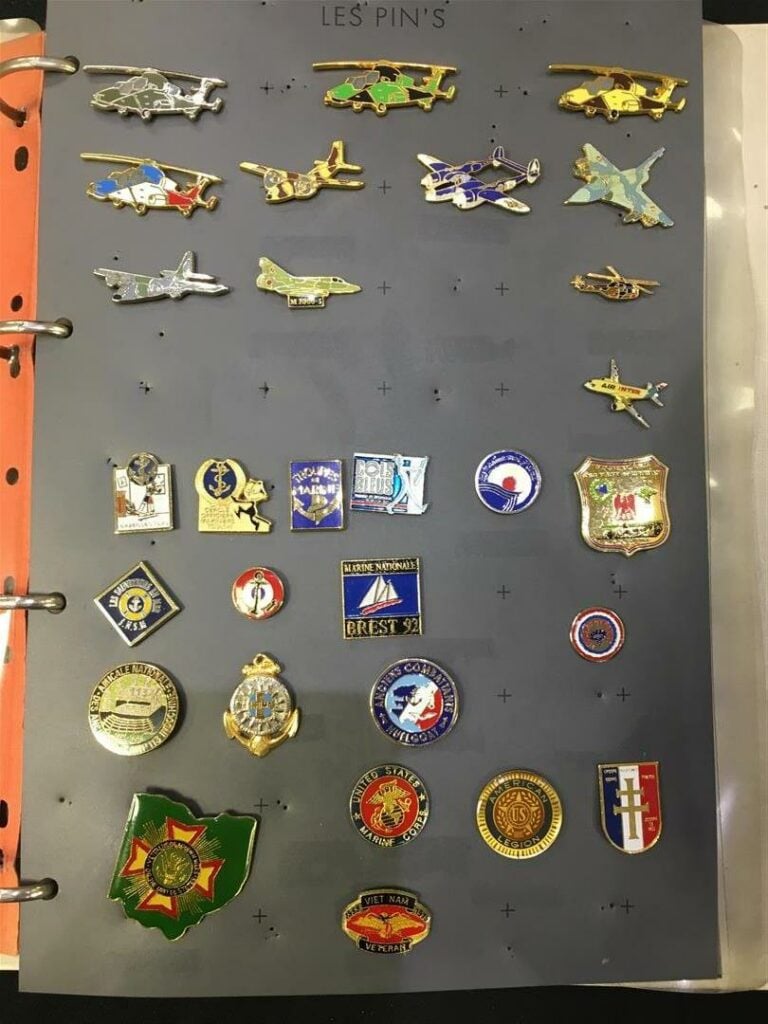 Fort lot de pins, divers.
