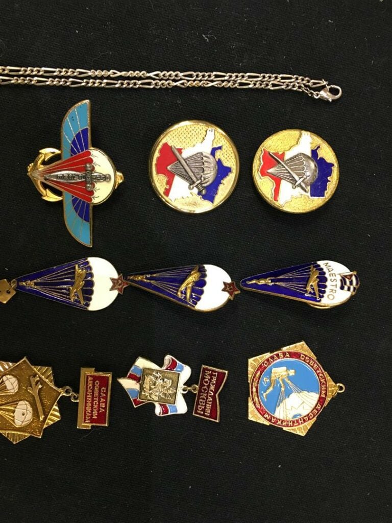 Ensemble de dix-huit insignes de parachutistes, dont France et Union soviétique…