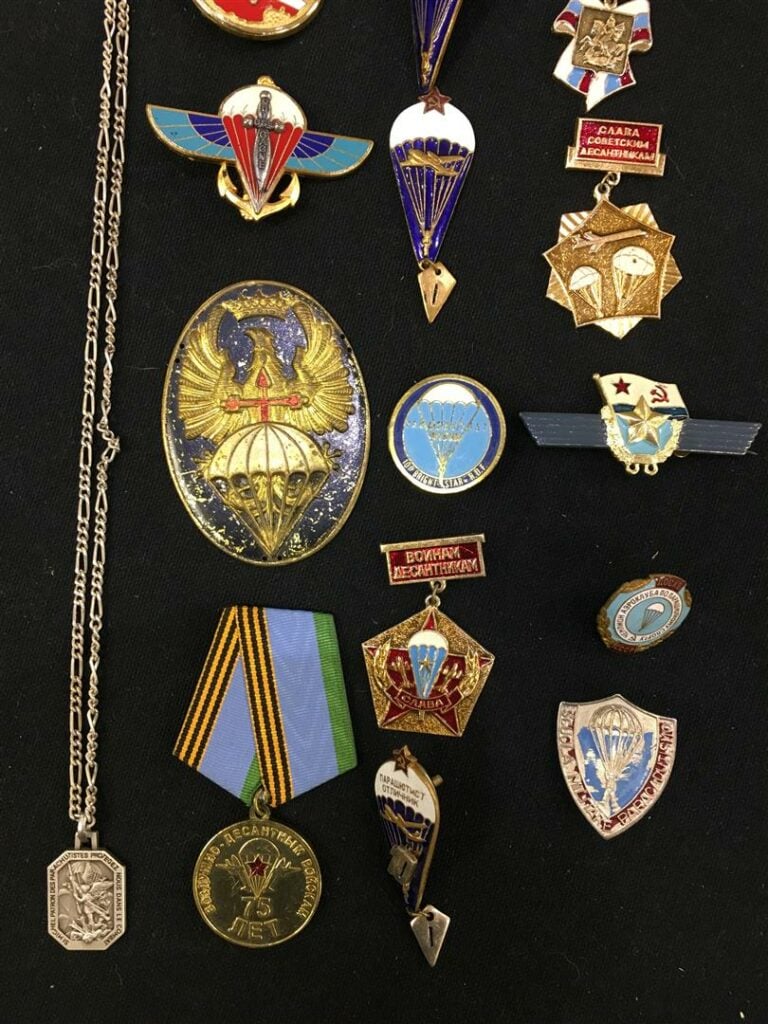 Ensemble de dix-huit insignes de parachutistes, dont France et Union soviétique…