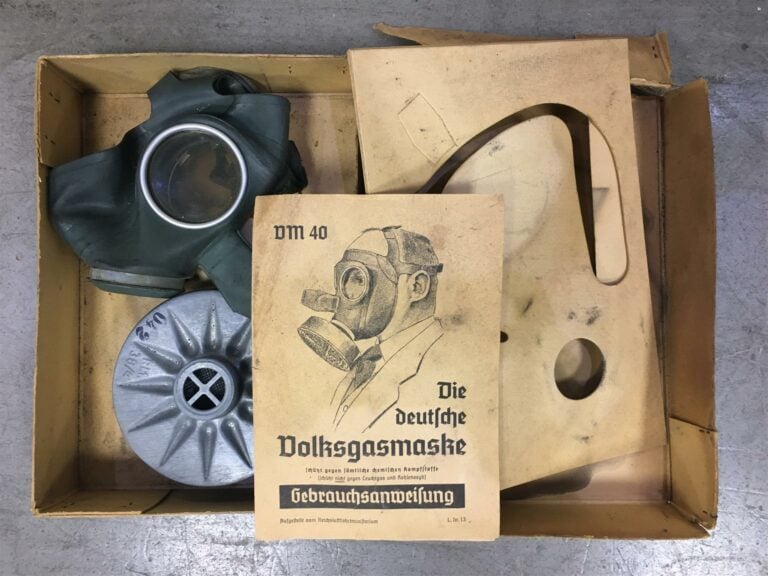 Lot de deux masques à gaz seconde guerre mondiale, un masque à gaz allemand Vol…