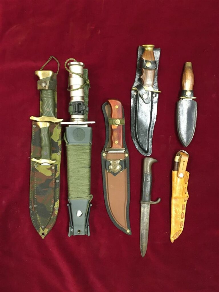 Lot de sept couteaux et poignard, modèles divers.