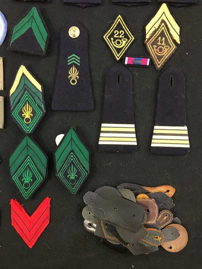 Lot d'écussons et épaulettes, modèles divers dont Nations Unies, Légion étrangè…