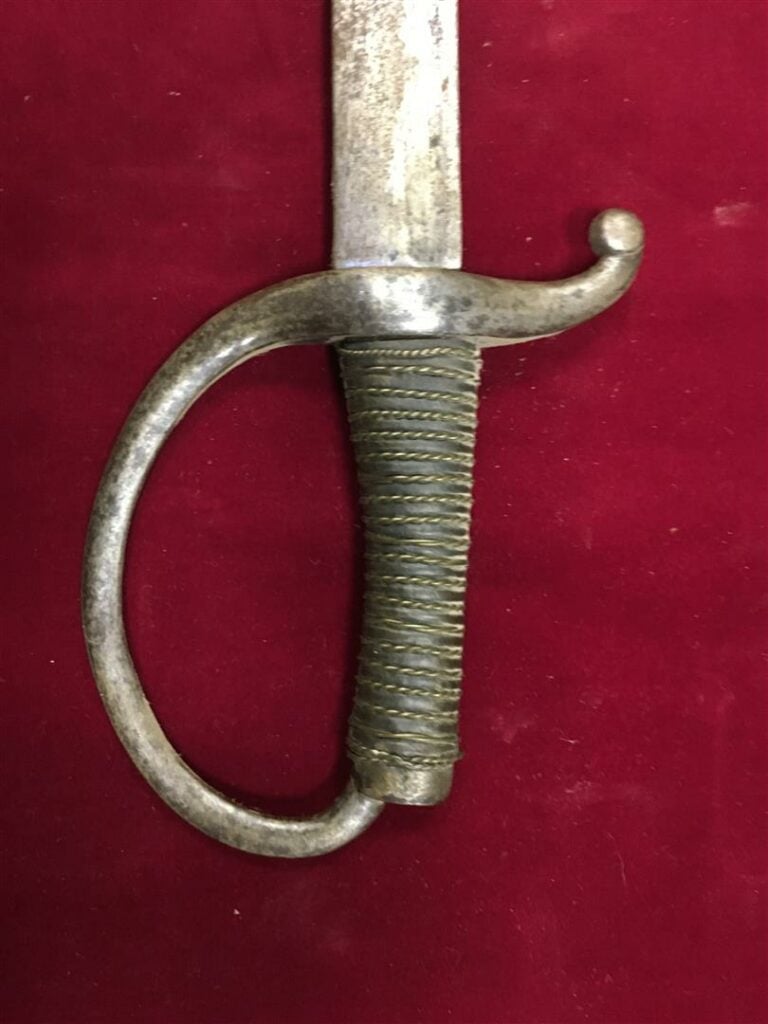 Sabre briquet, fusée filetée (usures et oxydations, en l'état).