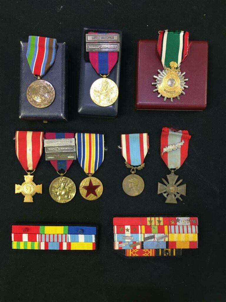 Ensemble de décorations militaires, Nations Unies, République Française, Libera…