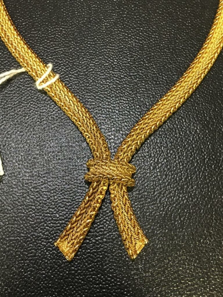 Collier en or jaune à deux branches de motifs torsadés nouées - Poids brut: 59,…