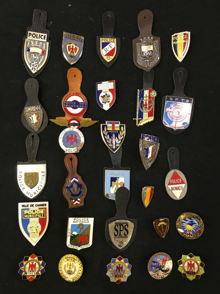 Ensemble de vingt-huit plaques insignes français et étrangers, douanes, police…