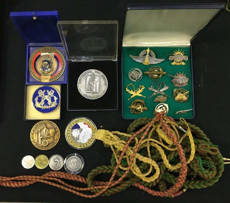 Lot de badges et médailles dont corps d'élite, Hôpital des Armées de Freiburg,…
