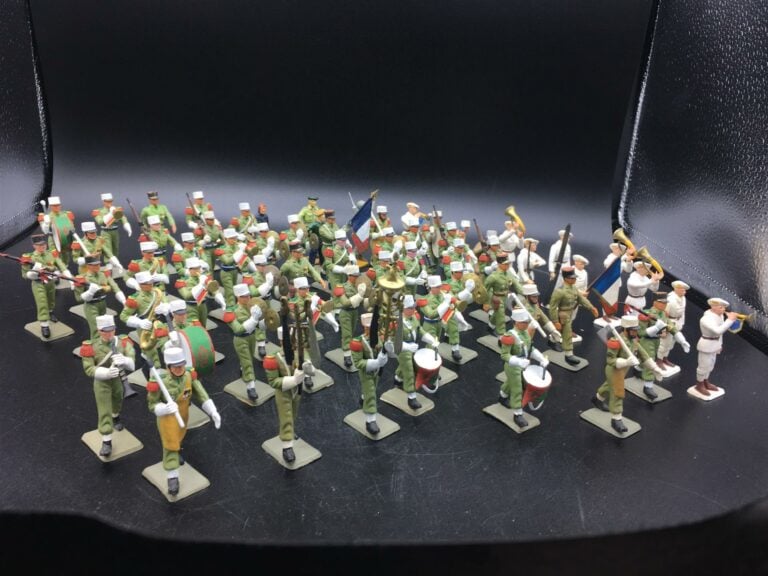 Ensemble d'une soixantaine de figurines représentant principalement des musicie…