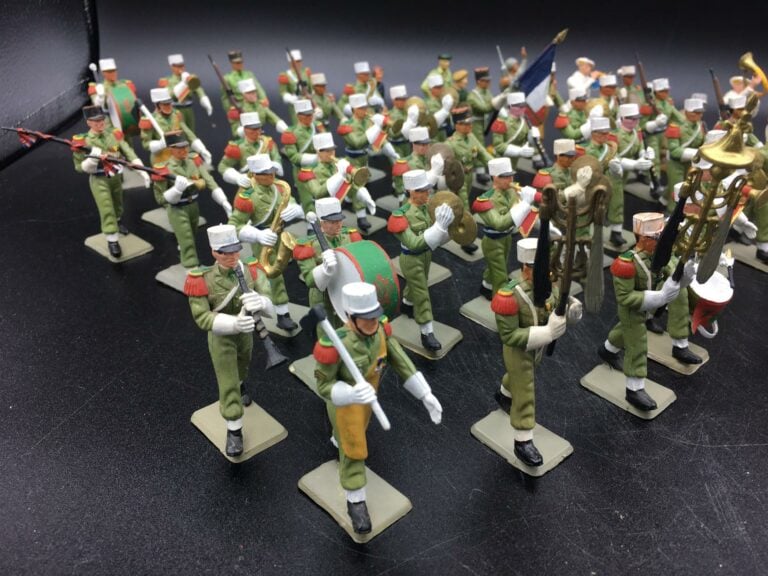 Ensemble d'une soixantaine de figurines représentant principalement des musicie…