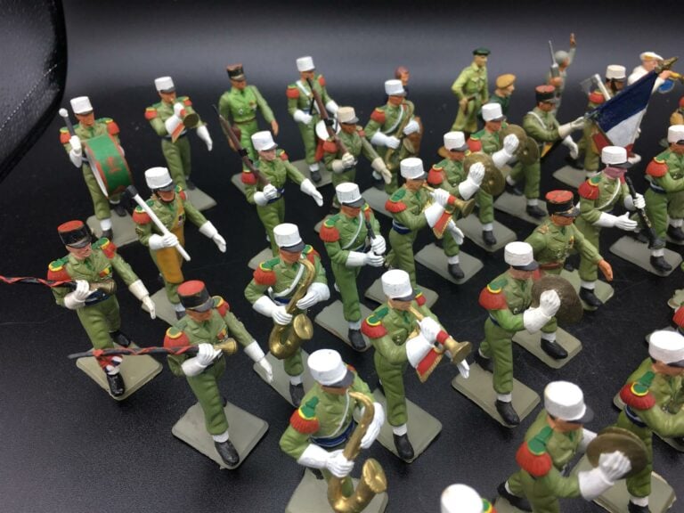Ensemble d'une soixantaine de figurines représentant principalement des musicie…