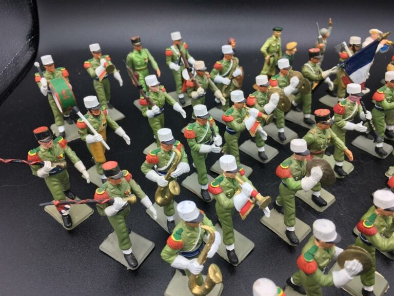 Ensemble d'une soixantaine de figurines représentant principalement des musicie…