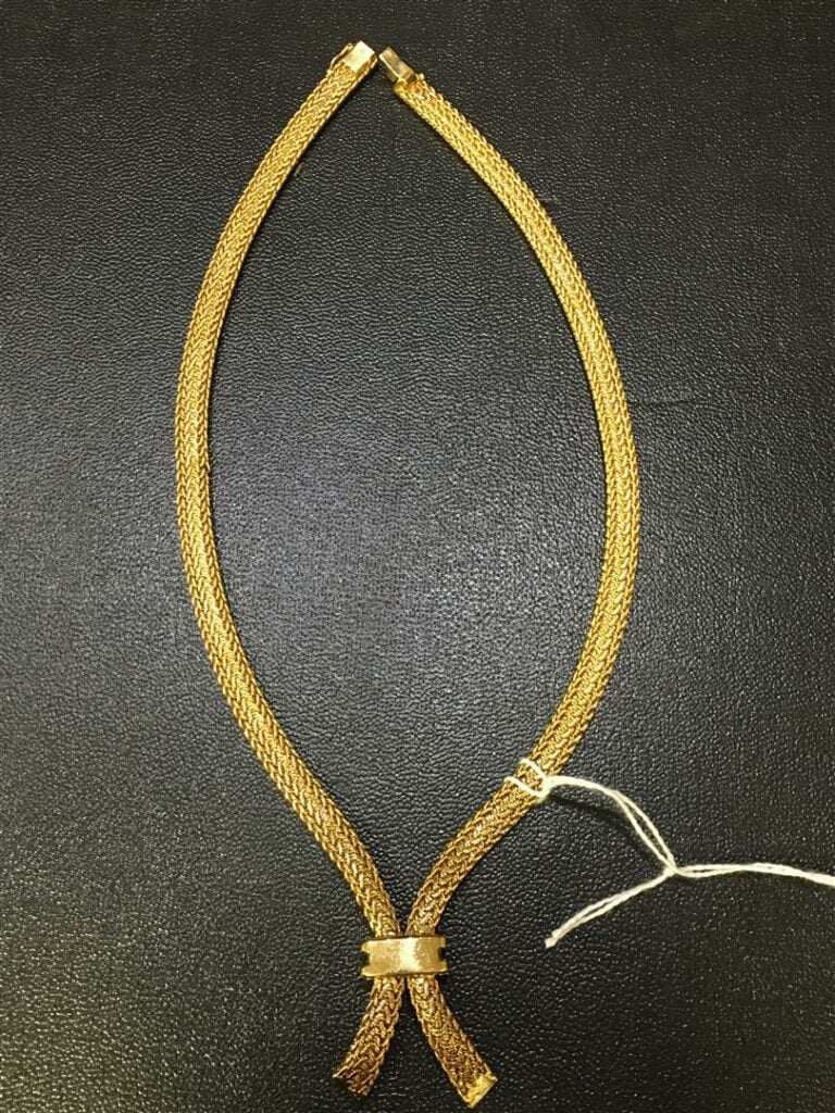 Collier en or jaune à deux branches de motifs torsadés nouées - Poids brut: 59,…