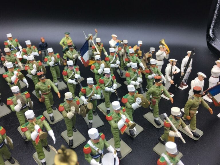 Ensemble d'une soixantaine de figurines représentant principalement des musicie…