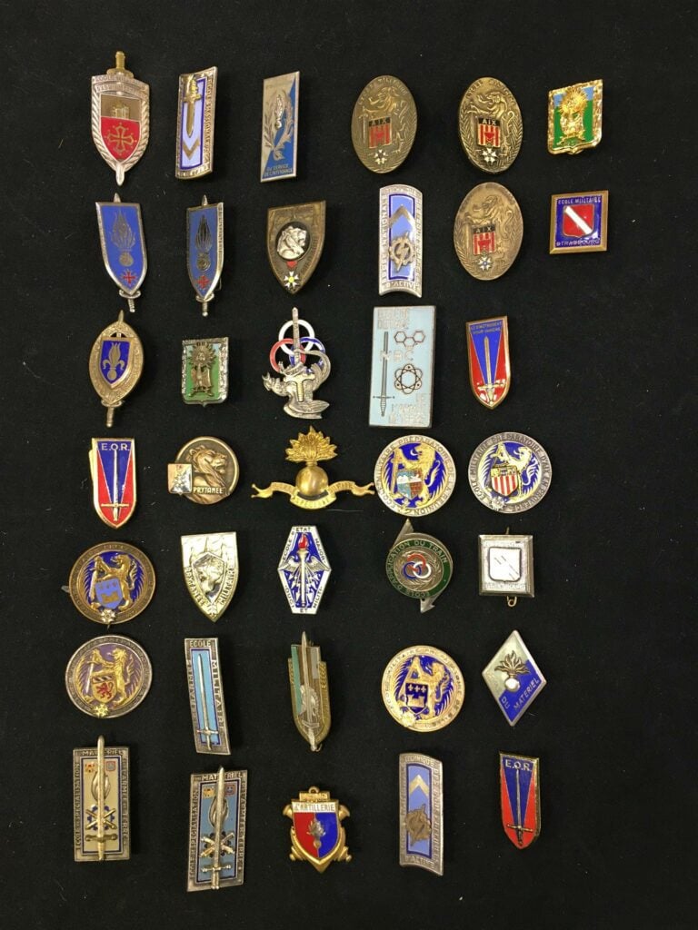 Ensemble de trente-sept insignes d'écoles militaires