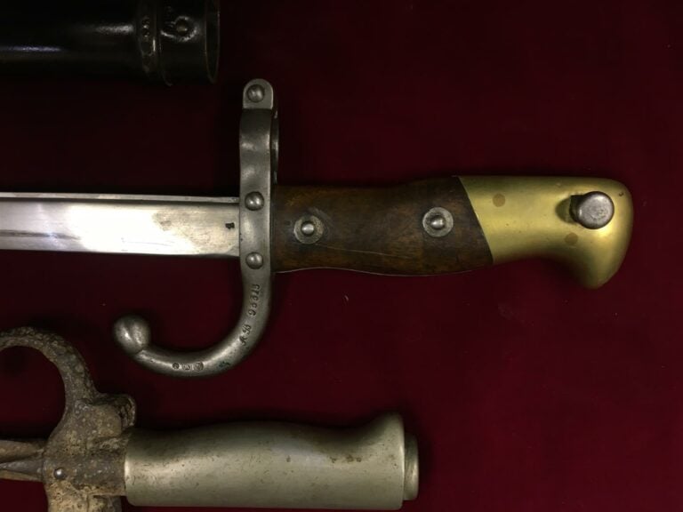Sabre-baïonnette modèle 1874 dit "Gras", poignée en bois et laiton, lame marqué…
