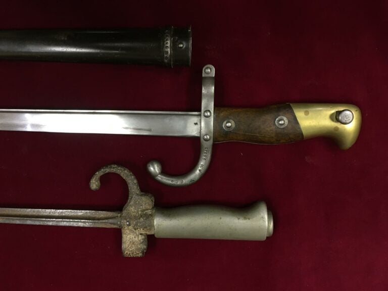 Sabre-baïonnette modèle 1874 dit "Gras", poignée en bois et laiton, lame marqué…