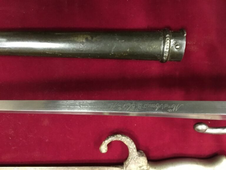 Sabre-baïonnette modèle 1874 dit "Gras", poignée en bois et laiton, lame marqué…