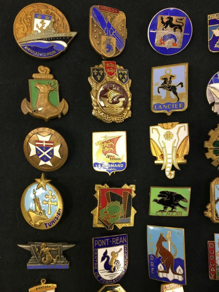 Ensemble de quarante-quatre insiqnes militaires et dix-huit pin's de la Marine…