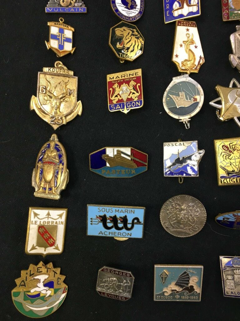 Ensemble de quarante-quatre insiqnes militaires et dix-huit pin's de la Marine…