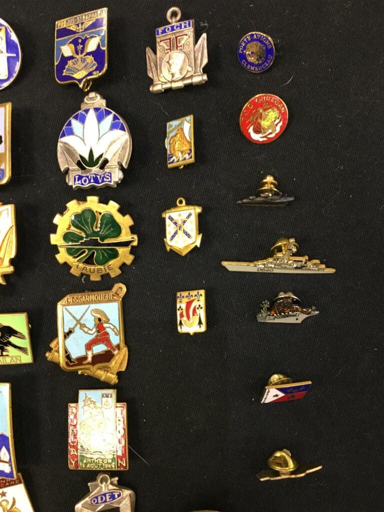 Ensemble de quarante-quatre insiqnes militaires et dix-huit pin's de la Marine…