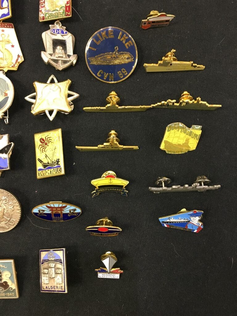 Ensemble de quarante-quatre insiqnes militaires et dix-huit pin's de la Marine…