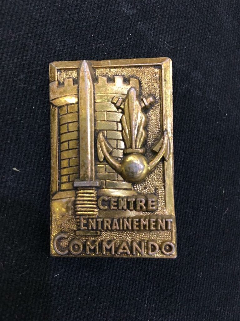 Ensemble de trente-et-un insignes militaires "Commando", dont instructeur, moni…