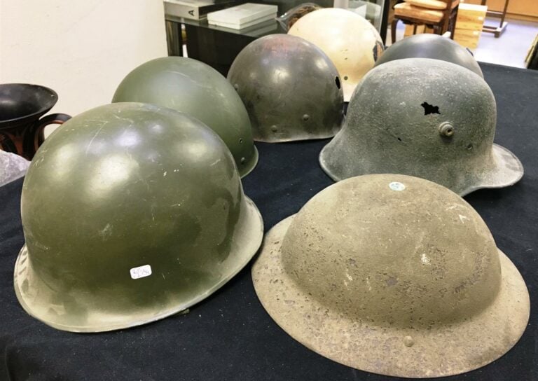 Ensemble de sept casques militaires, dont quatre en métal (en l'état), cinq ave…