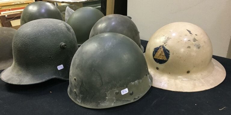 Ensemble de sept casques militaires, dont quatre en métal (en l'état), cinq ave…