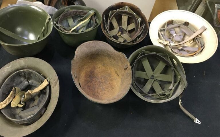 Ensemble de sept casques militaires, dont quatre en métal (en l'état), cinq ave…
