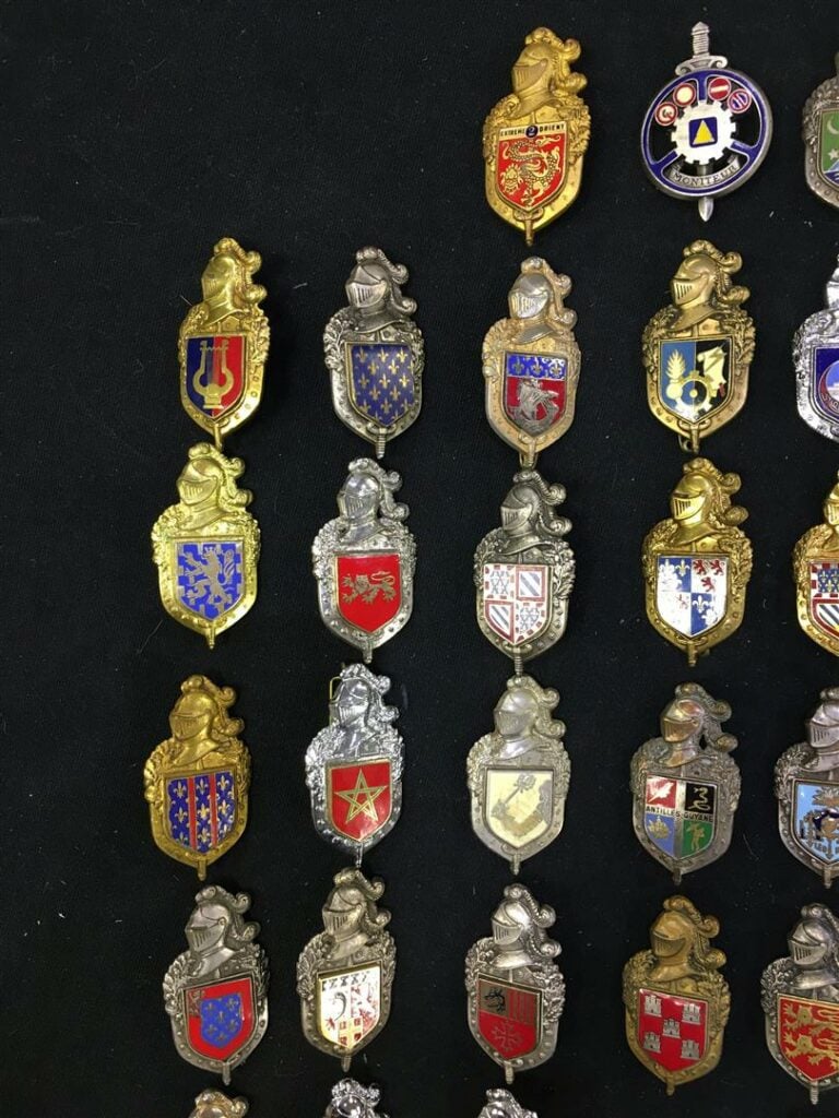 Ensemble de soixante insignes militaires de la gendarmerie - On y joint le 322.