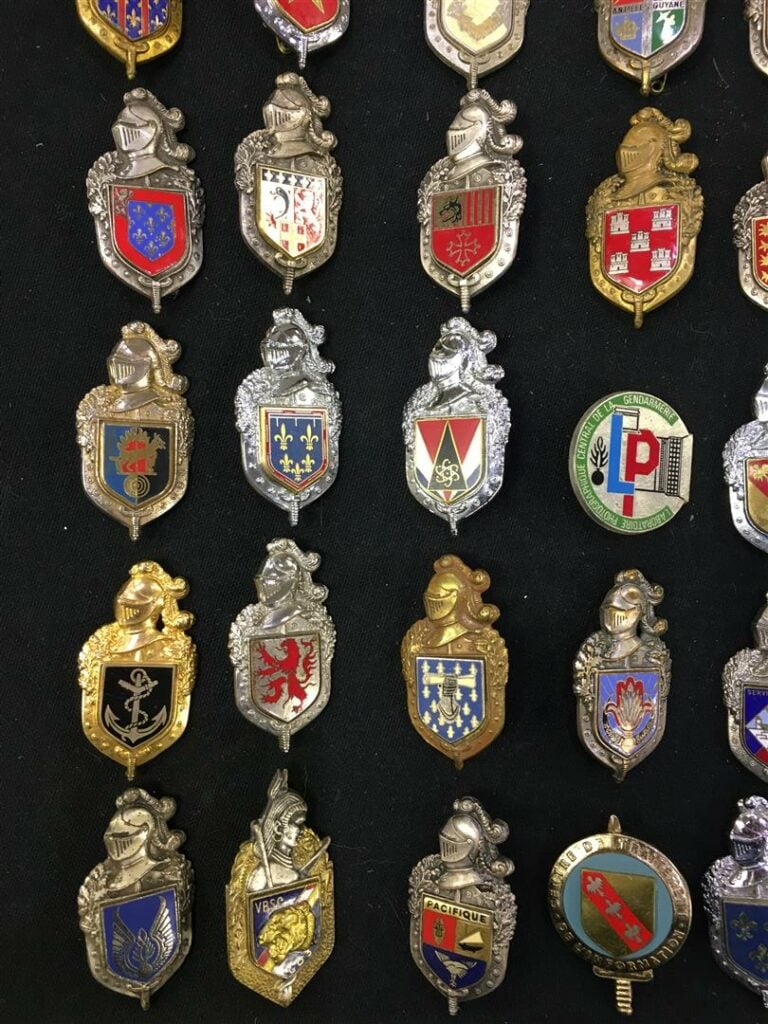 Ensemble de soixante insignes militaires de la gendarmerie - On y joint le 322.