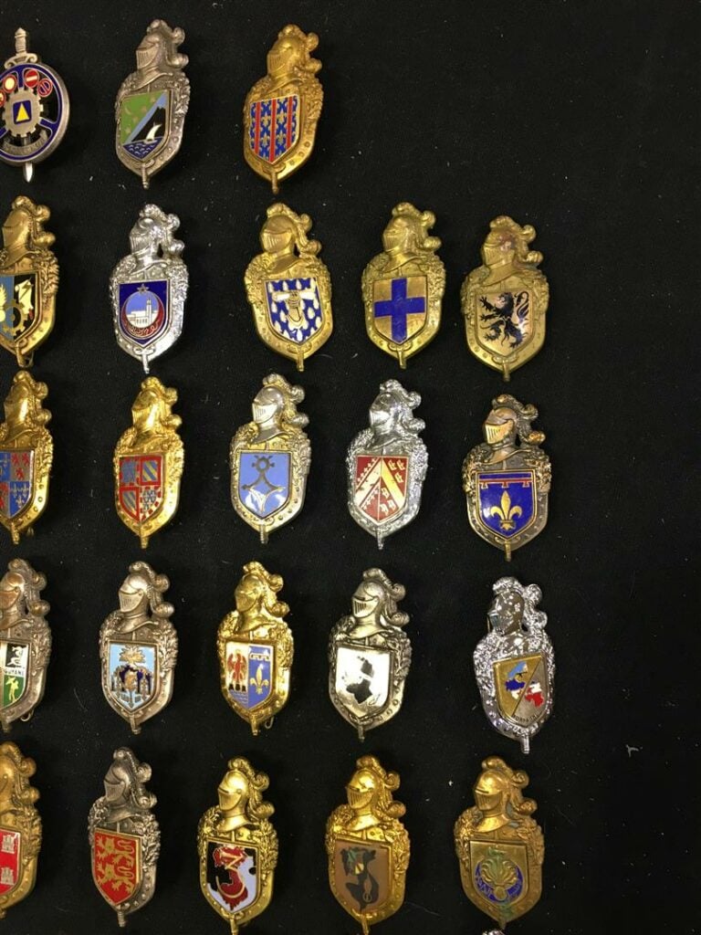 Ensemble de soixante insignes militaires de la gendarmerie - On y joint le 322.