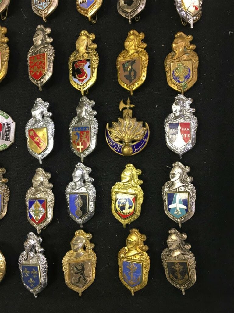 Ensemble de soixante insignes militaires de la gendarmerie - On y joint le 322.