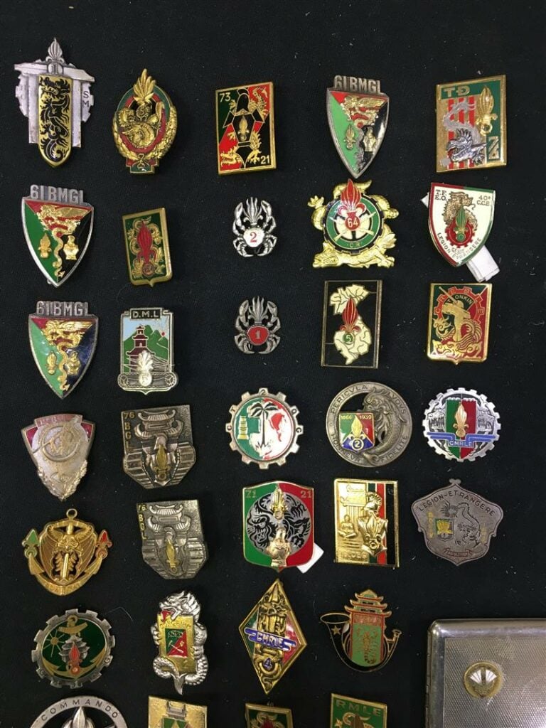 Ensemble de quarante-cinq insignes militaires, Indochine, régiments divers (Inf…