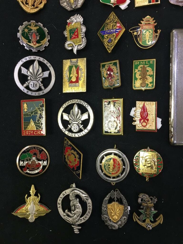 Ensemble de quarante-cinq insignes militaires, Indochine, régiments divers (Inf…
