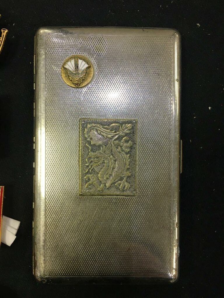 Ensemble de quarante-cinq insignes militaires, Indochine, régiments divers (Inf…
