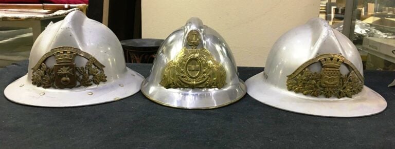 Ensemble de trois casques de sapeurs-pompiers, Nice, Marseille et Paris, avec l…