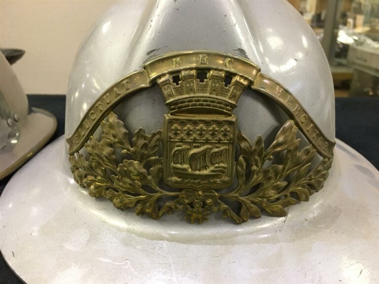 Ensemble de trois casques de sapeurs-pompiers, Nice, Marseille et Paris, avec l…