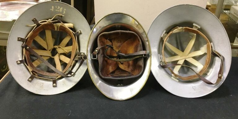 Ensemble de trois casques de sapeurs-pompiers, Nice, Marseille et Paris, avec l…