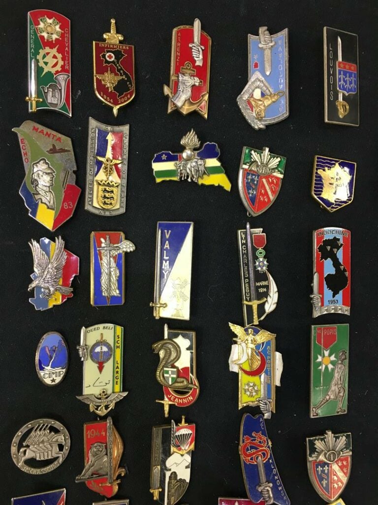 Ensemble de quatre-vingt-six insignes, principalement de promotions militaires